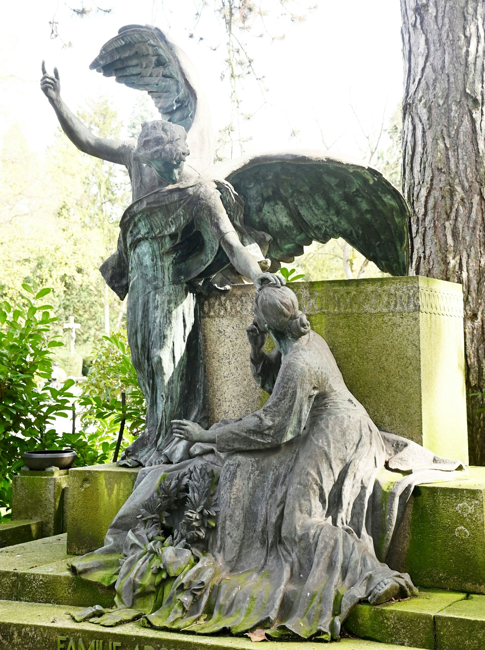 Bild einer Engelsstatue und einer trauernden Frau auf Melaten