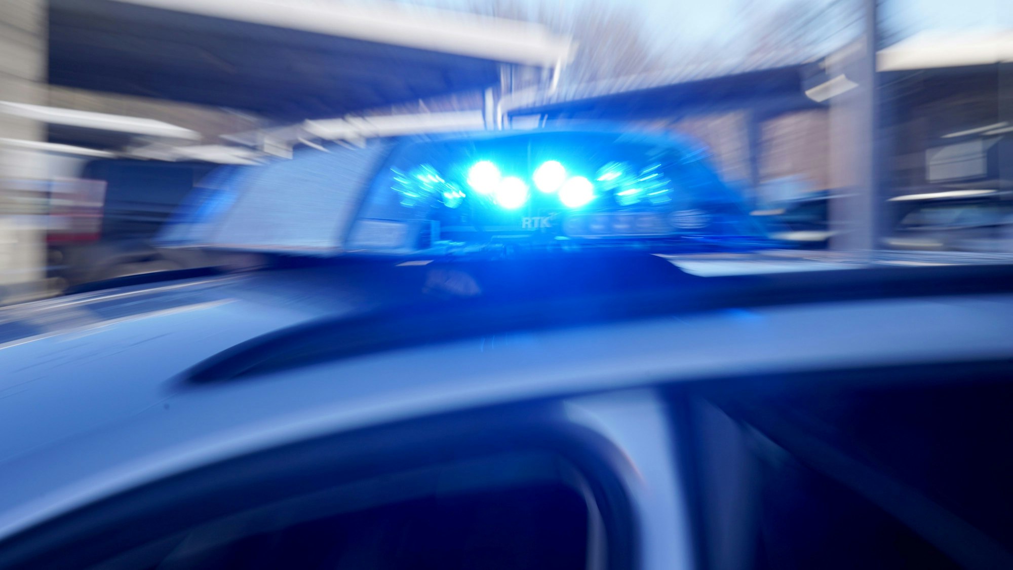 Das Foto zeigt einen Polizeiwagen mit Blaulicht im Einsatz.