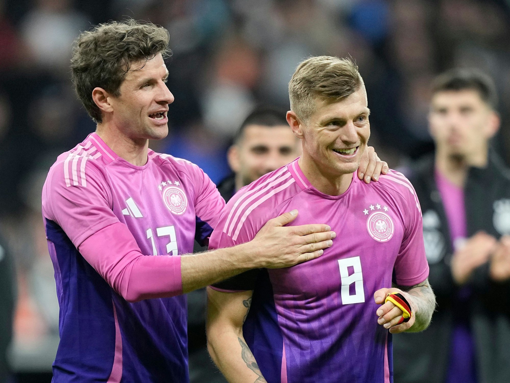 Thomas Müller und Toni Kroos auf dem Platz.