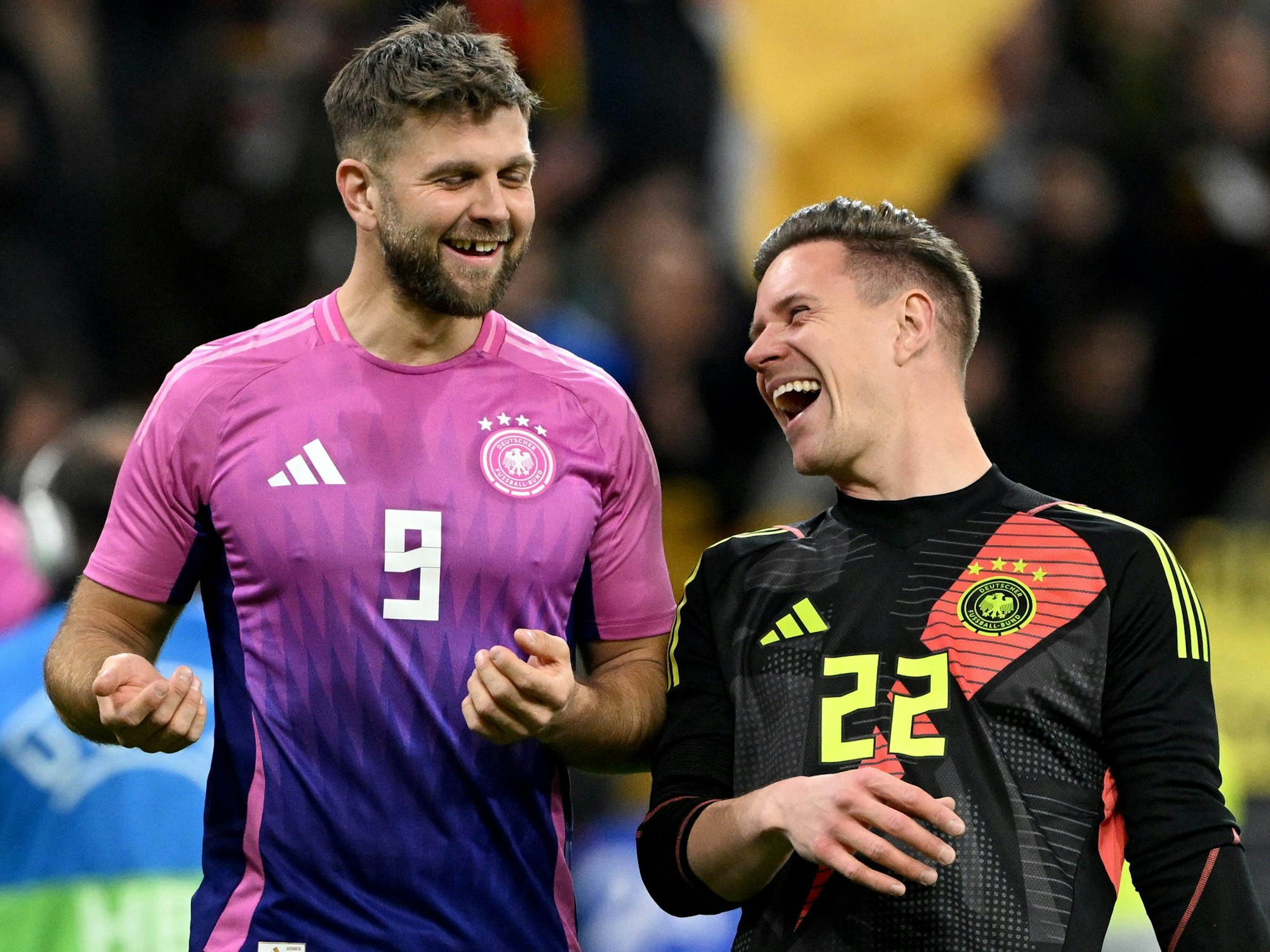 Deutschlands Niclas Füllkrug (l) und Torhüter Marc-André ter Stegen lachen nach dem Spiel.
