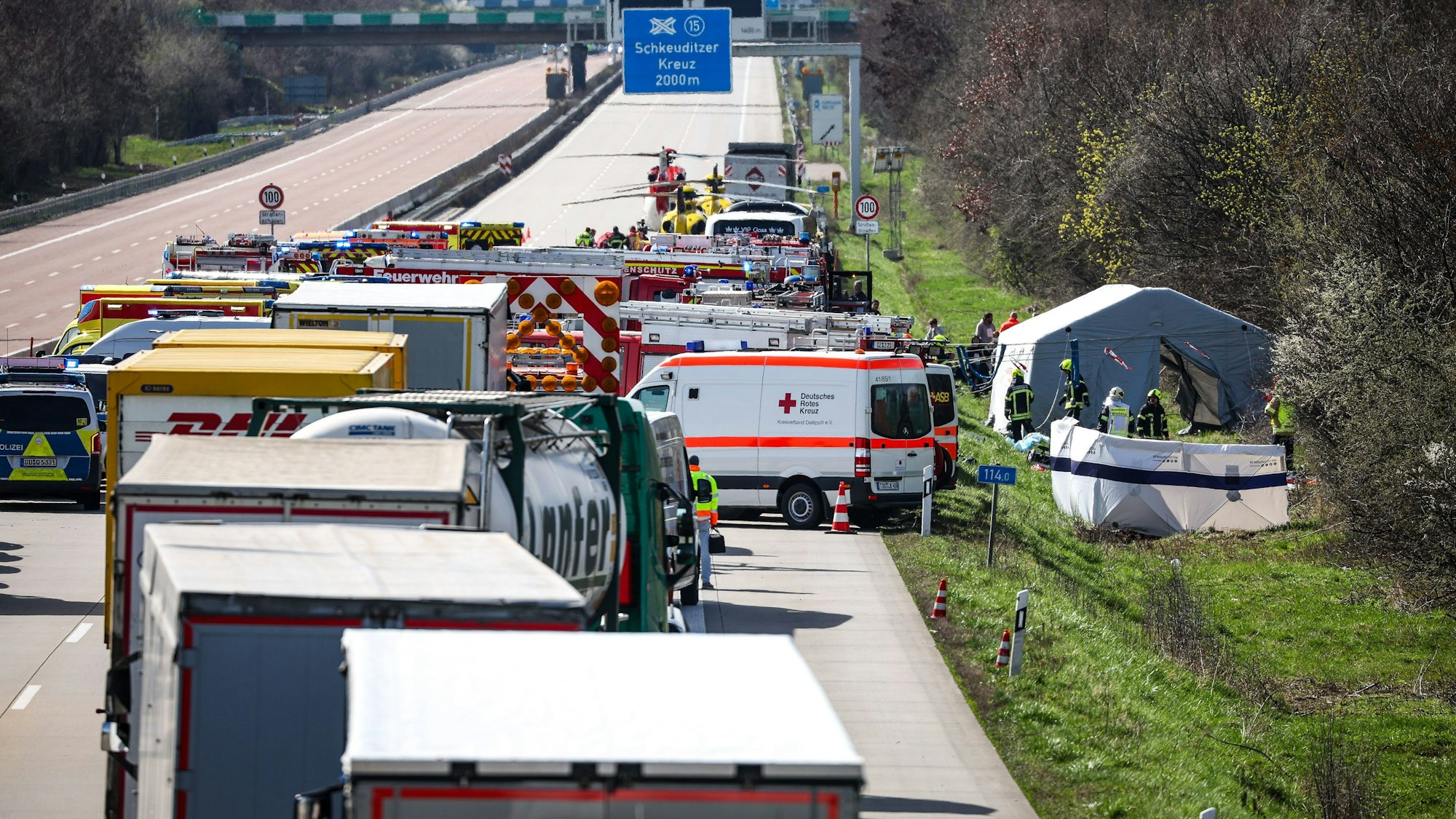 Bei einem Unfall mit einem Reisebus auf der A9 bei Leipzig sind mehrere Menschen ums Leben gekommen, wie die Polizei berichtet.
