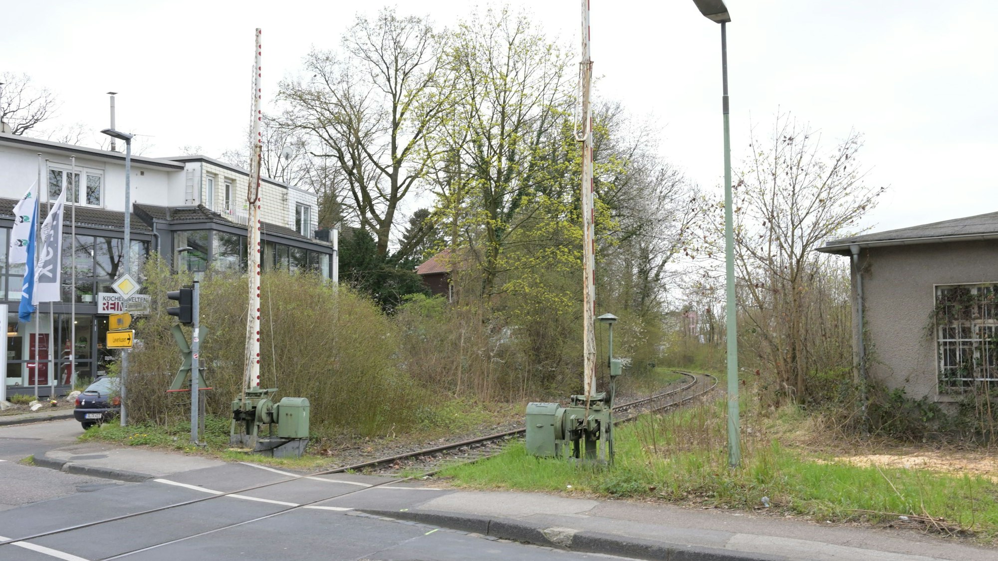 Das Foto zeigt den Bahnübergang Tannenbergstraße mit dem Gleis nach Bensberg