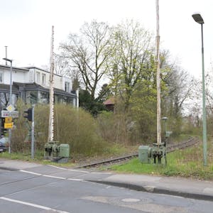 Das Foto zeigt den Bahnübergang Tannenbergstraße mit dem Gleis nach Bensberg