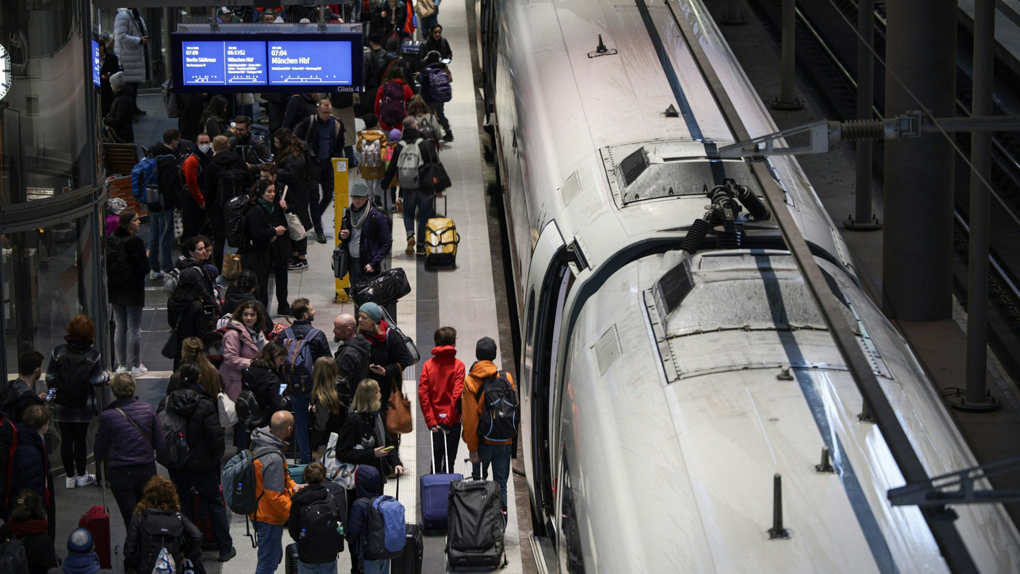 25.03.2024, Berlin: Fahrgäste warten auf den Einstieg in einen ICE am Berliner Hauptbahnhof. Foto: Hannes P. Albert/dpa +++ dpa-Bildfunk +++