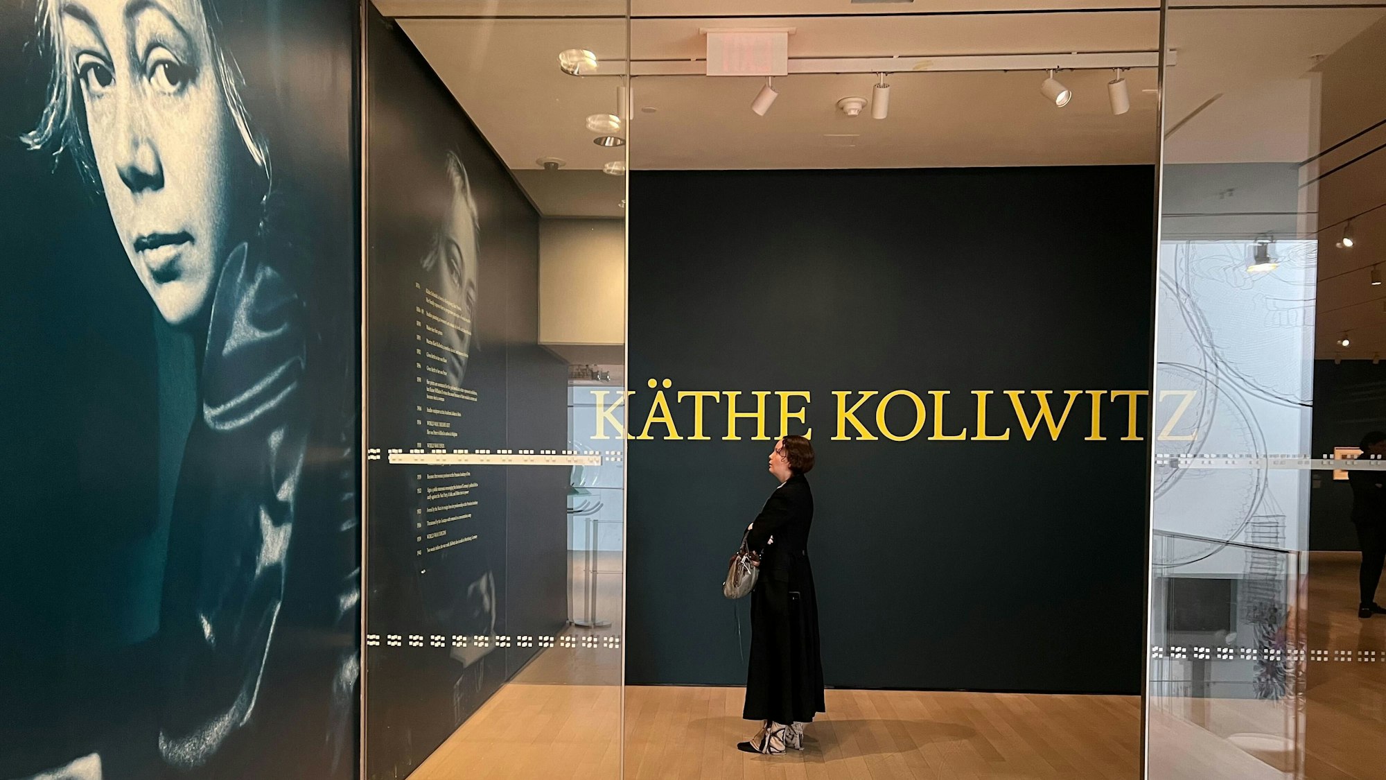 26.03.2024, USA, New York: Eingang zur Ausstellung «Käthe Kollwitz» im New Yorker Museum of Modern Art (MoMA). Schon seit mehr als 30 Jahren gab es in den USA keine große Ausstellung mit Werken von Käthe Kollwitz mehr, in New York noch nie - aber jetzt ehrt das renommierte MoMA posthum die deutsche Künstlerin. (zu dpa «New Yorker MoMA zeigt große Käthe-Kollwitz-Schau») Foto: Christina Horsten/dpa - ACHTUNG: Nur zur redaktionellen Verwendung im Zusammenhang mit einer Berichterstattung über die Ausstellung und nur mit vollständiger Nennung des vorstehenden Credits +++ dpa-Bildfunk +++