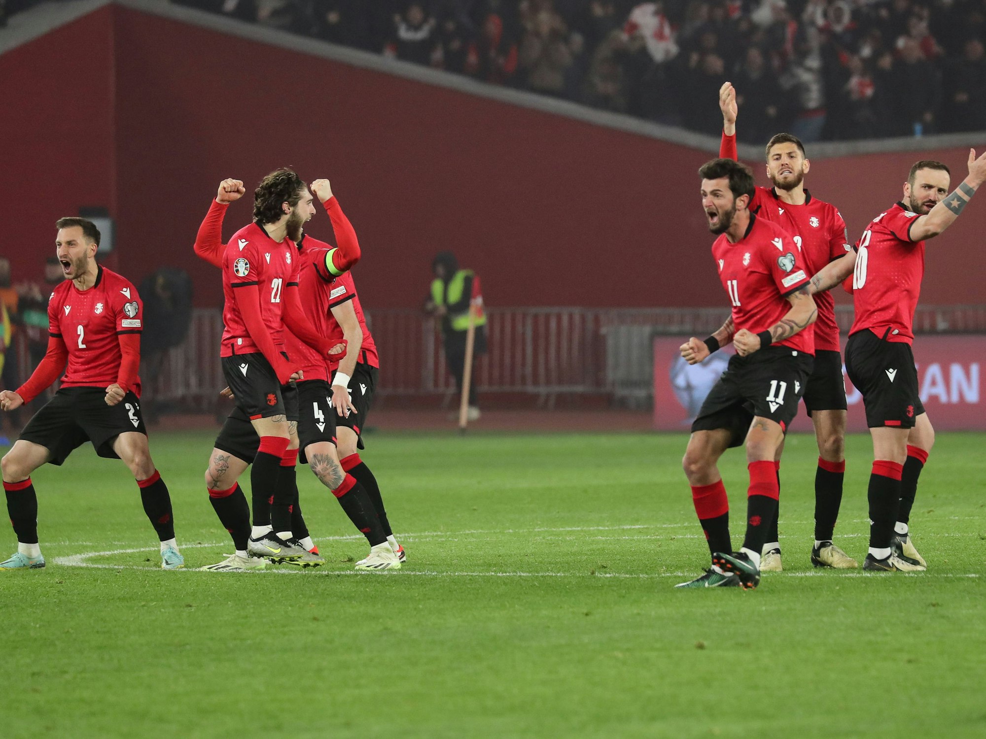 Die Nationalspieler von Georgien jubeln über einen verwandelten Elfmeter.