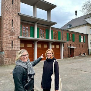 Andrea Pesch und Projektleiterin Kristina Gehrmann stehen vor der restaurierten Feuerwache in Bürrig.