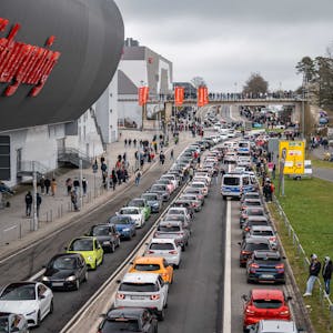 Auf der B258, die am Nürburgring vorbeiführt, staut sich in Höhe der Ring-Arena mit dem markanten Nürburgring-Schriftzug der Verkehr.