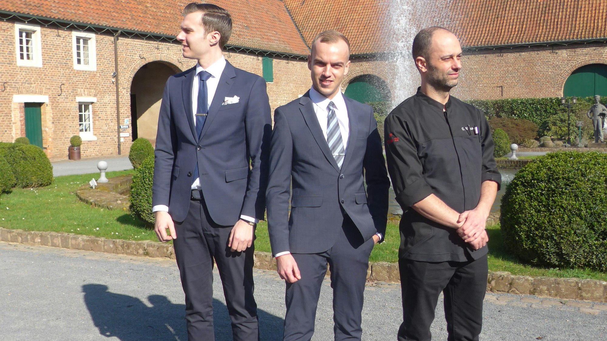 Drei Männer sind zu sehen, der neue Küchenchef von Schloss Loersfeld ist rechts im Bild.