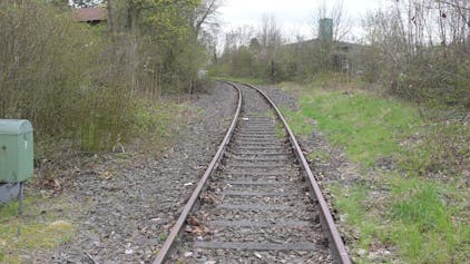 Das Foto zeigt die Gleise an der ehemaligen Sülztalbahn bei Bergisch Gladbach