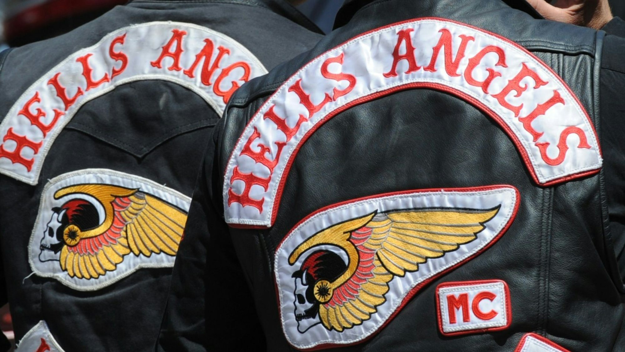 Zwei Hells Angels Mitglieder tragen am 16. Juni 2012 in Reutlingen (Baden-Württemberg) ihre Weste mit Logo der Hells Angels.