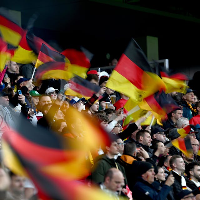 Fans feuern die deutsche Mannschaft an.