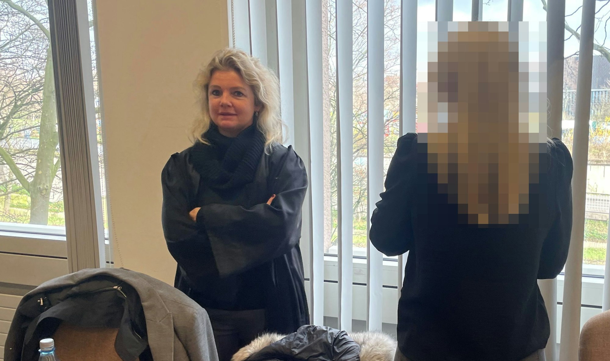 Die Tochter der ermordeten Petra Nohl mit ihrer Anwältin Eva Kuhn (l.) im Landgericht.