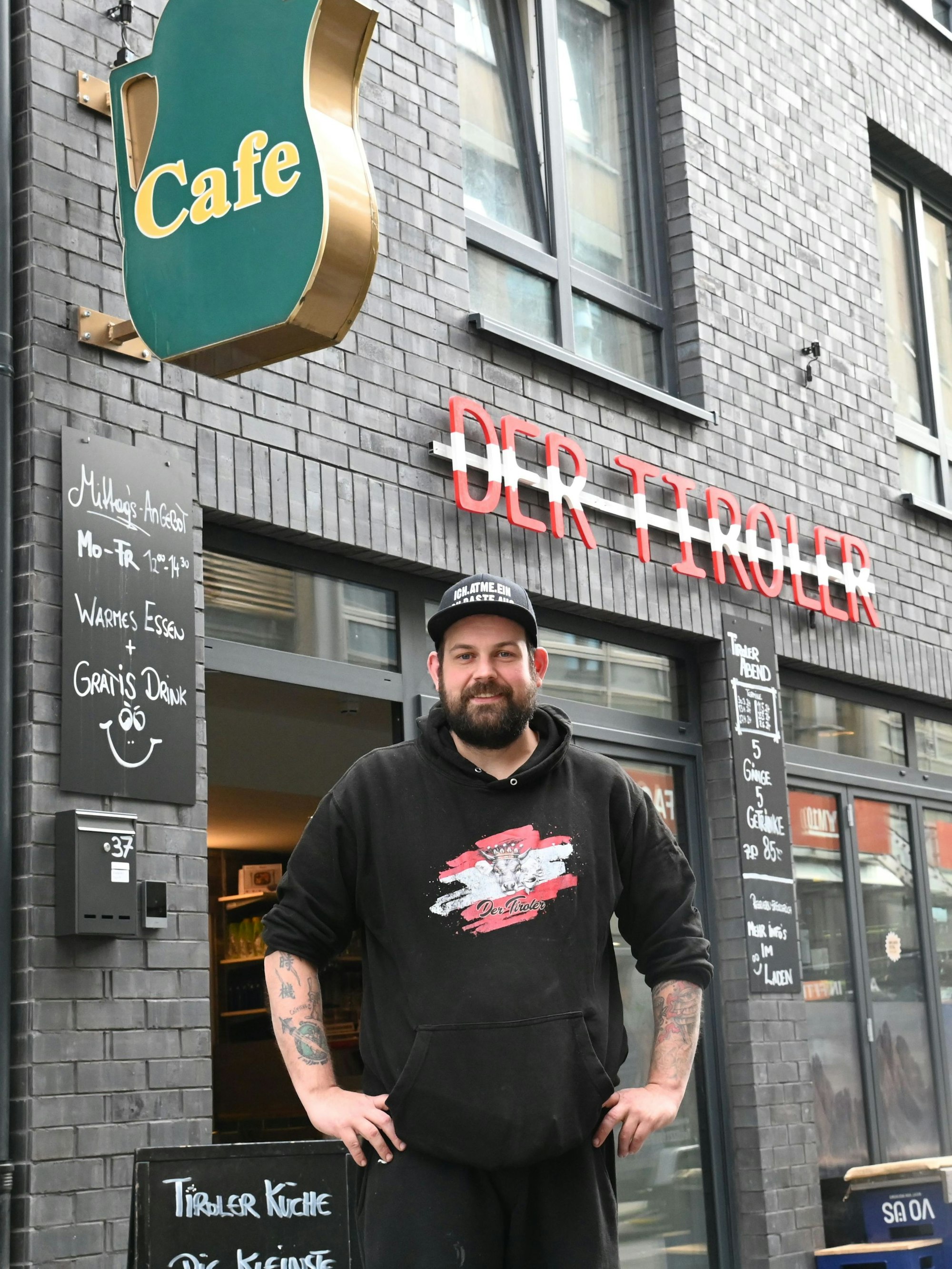 Marcel Kleewein vor seinem Café.