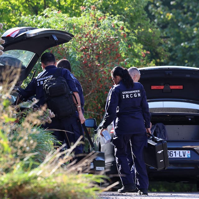 Kriminaltechniker der französischen Gendarmerie durchsuchen ein Auto auf der Suche nach der vermissten 15-jährigen Lina. Sie war in Saint-Blaise-la-Roche im Elsass nahe der deutschen Grenze verschwunden.
