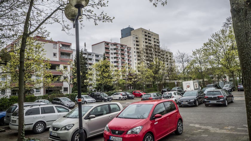 Am Ende einer umfangreichen Such- und Auswahlprozedur sind zwei Manforter Parkplätze herausgekommen, die die Stadt zum Teil entsiegeln kann. Der Kirmesplatz an der Scharnhorststraße ist einer der beiden.
