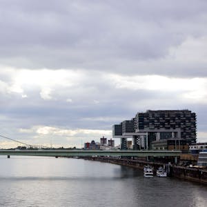 Blick auf die Severinsbrücke mit den Kranhäusern im Hintergrund sowie den Rhein.