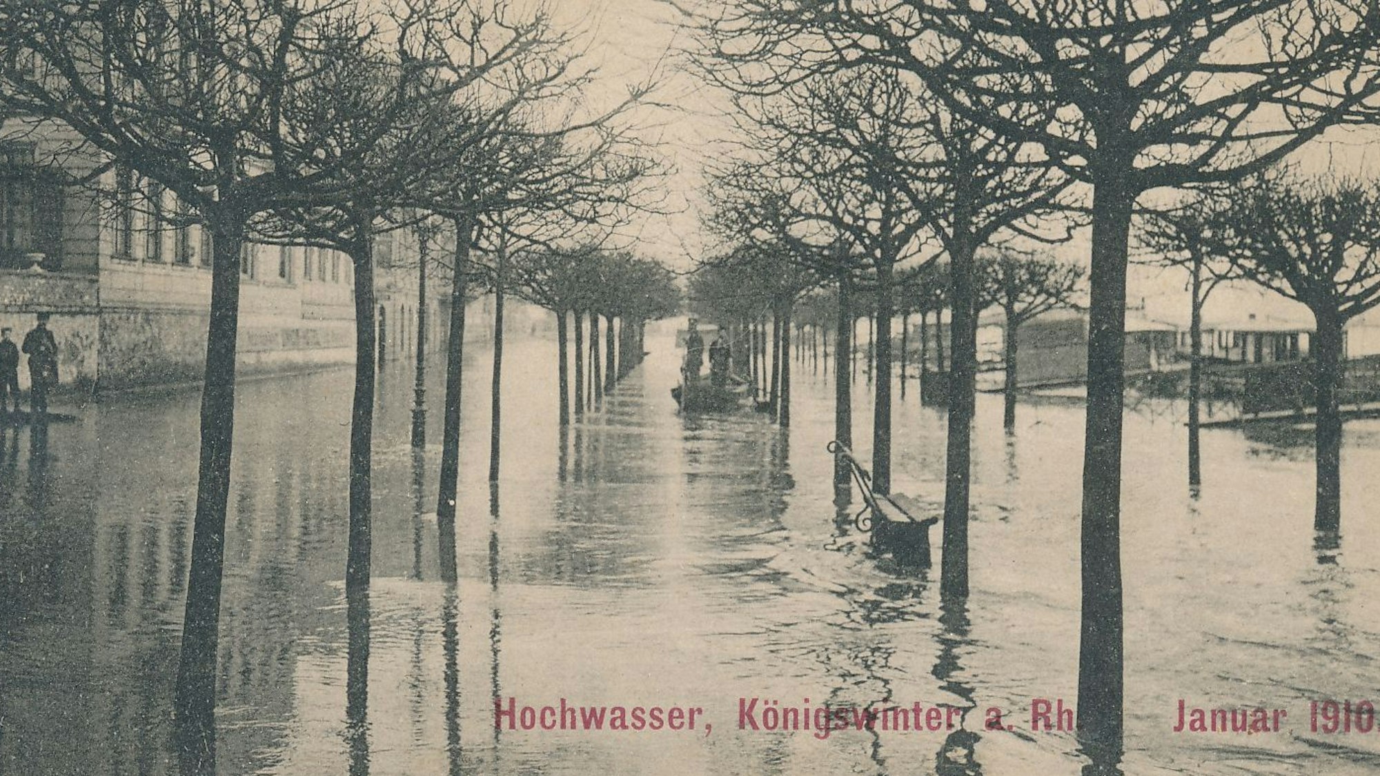 Eine Schwarz-weiß-Aufnahme der unter Wasser stehenden Rheinpromenade in Königswinter.