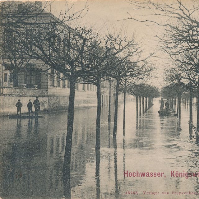 Eine Schwarz-weiß-Aufnahme der unter Wasser stehenden Rheinpromenade in Königswinter.
