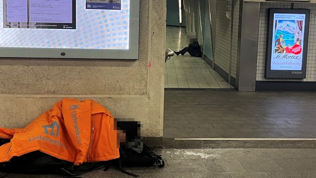 Obdachloser und Drogenabhängiger am Appellhofplatz liegen auf dem Boden.