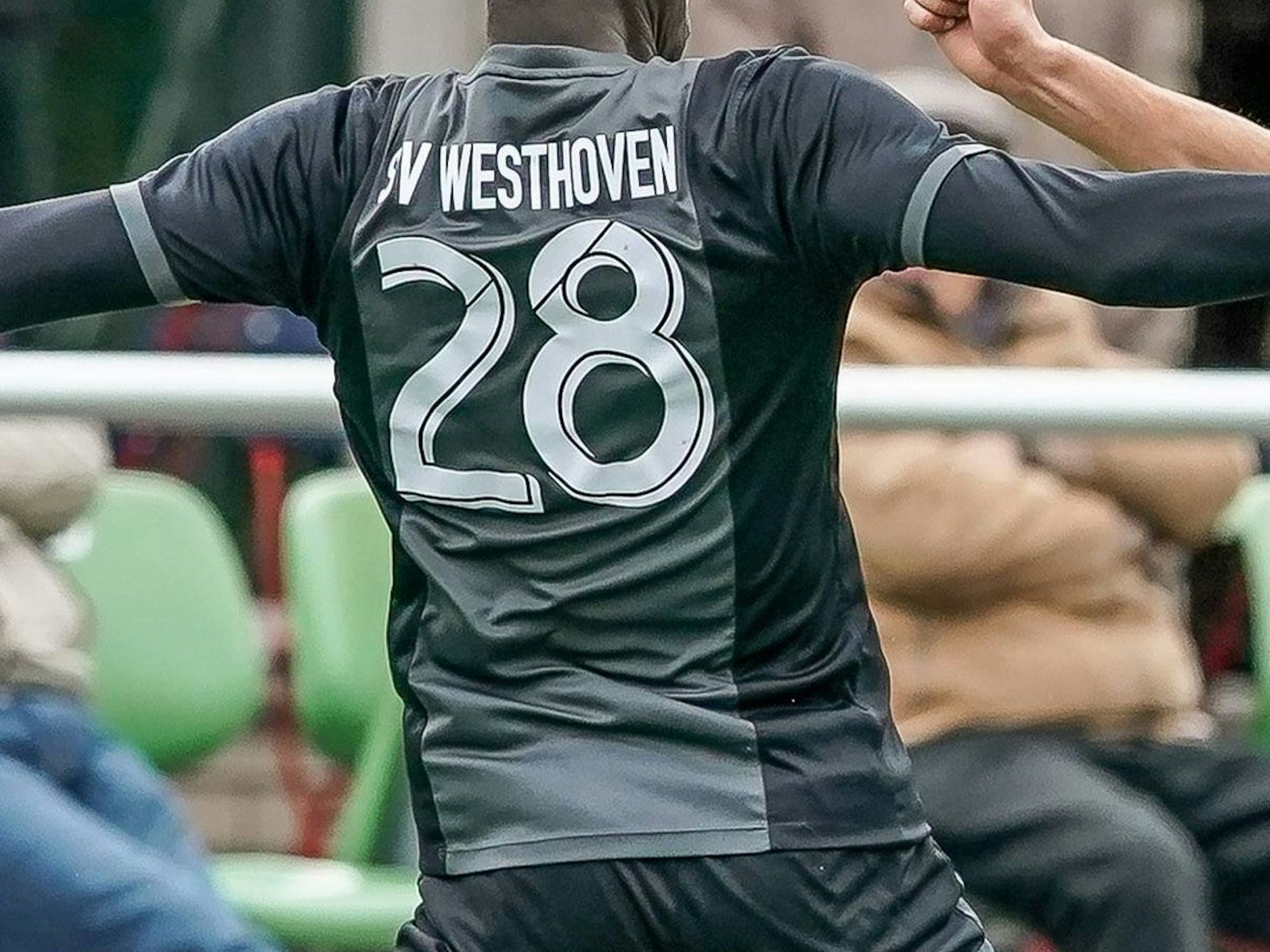 Ein Spieler von Westhoven breitet die Arme während eines Freundschaftsspiels gegen die Spielvereinigung Porz aus.