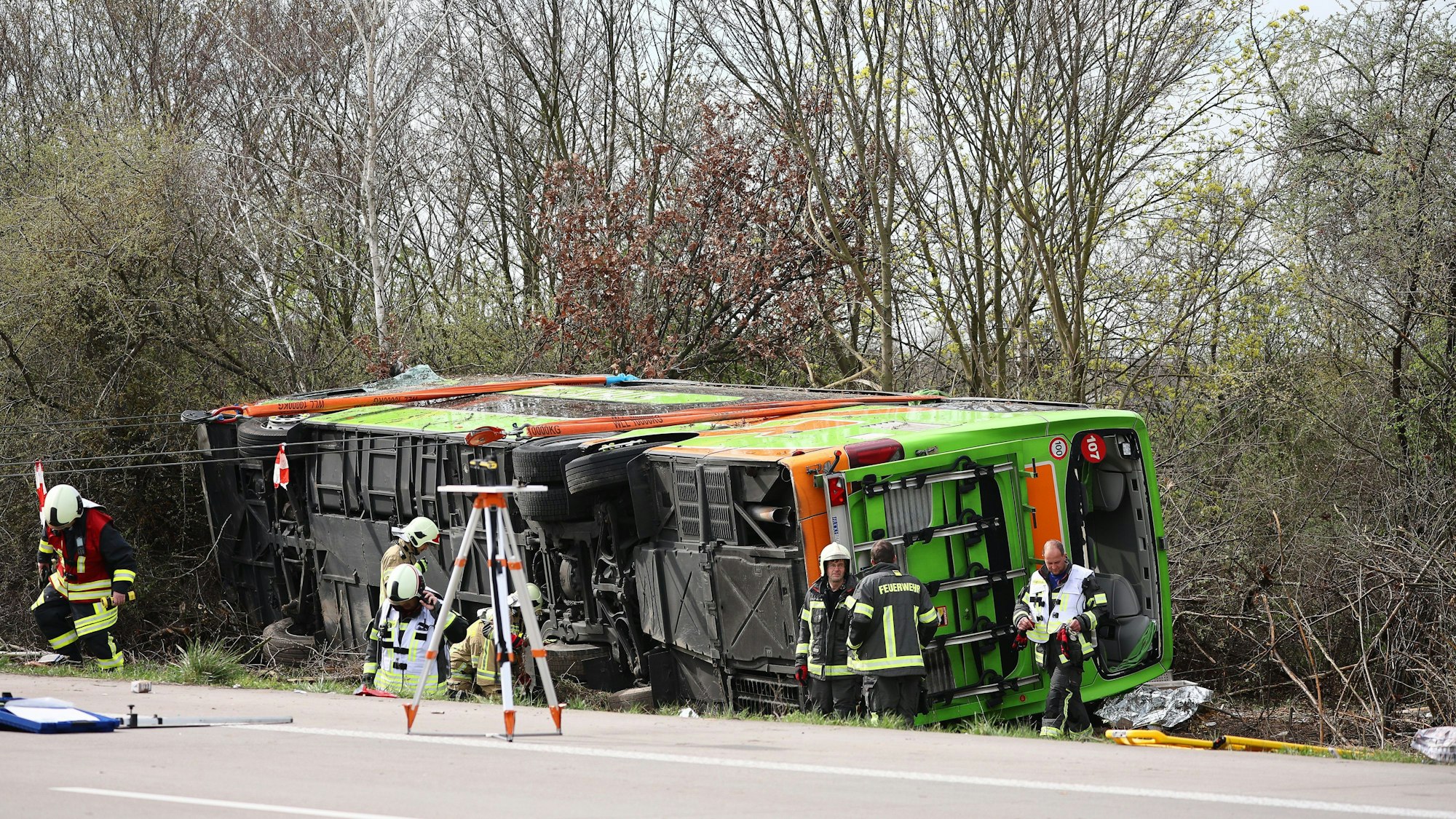 Der verunfallte Reisebus liegt zur Seite gekippt an der Unfallstelle auf der A9.