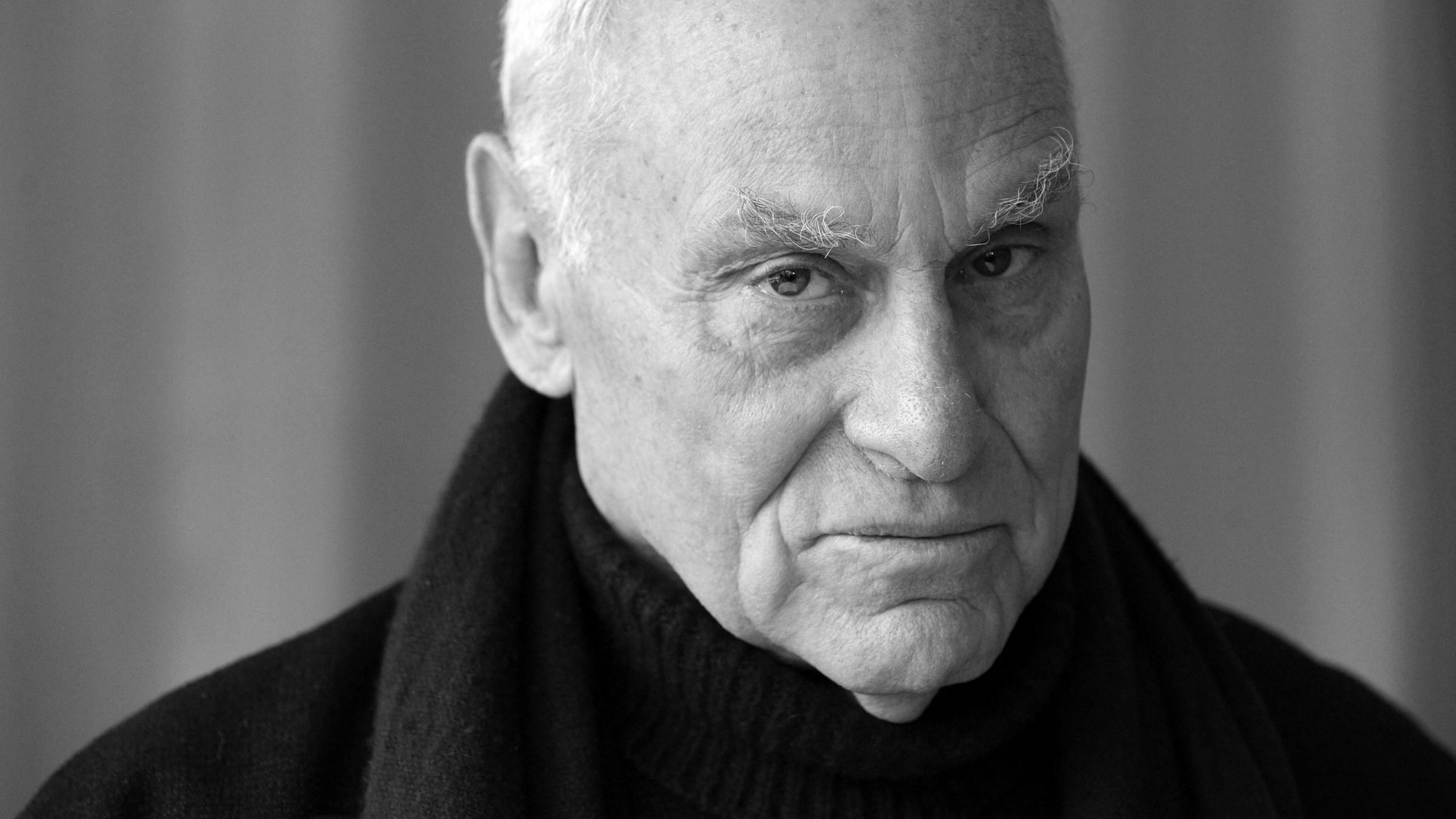 15.12.2008, Frankreich, La Défense: Der US-Künstler Richard Serra steht vor der Einweihung seines Werks "Slat" in La Defense bei Paris. Serra, der mit teils riesigen Stahlskulpturen zu einem der wichtigsten und erfolgreichsten Bildhauer der Welt wurde, ist im Alter von 85 Jahren gestorben. Das bestätigte sein Anwalt John Silberman am Dienstagabend (Ortszeit) der Deutschen Presse-Agentur. Foto: Bertrand Guay/AFP/dpa +++ dpa-Bildfunk +++