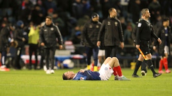 Philipp Sander liegt enttäuscht auf dem Boden.