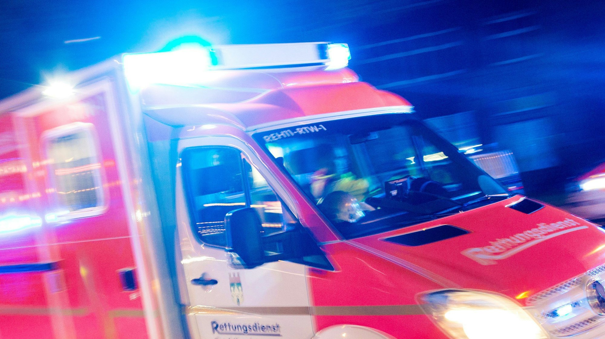 Ein Rettungswagen fährt mit Blaulicht zu einem Einsatz (Symbolfoto).