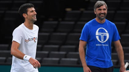 Novak Djokovic und sein Trainer Goran Ivanisevic lachen.