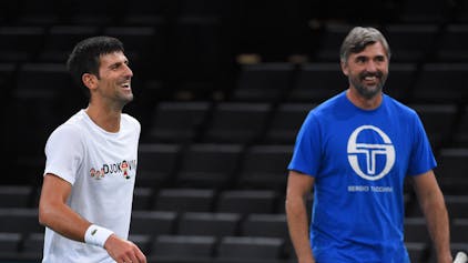 Novak Djokovic und sein Trainer Goran Ivanisevic lachen.