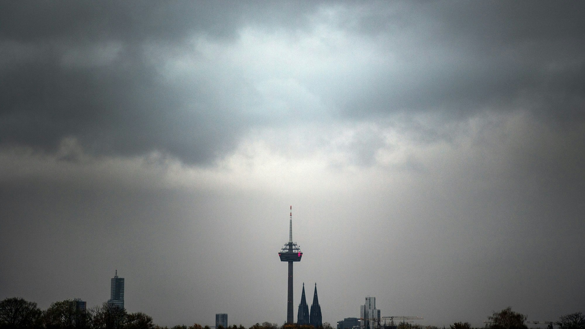 Wolken über der Kölner Skyline. An Ostern kommt Sahara-Staub nach NRW und beeinflusst die Temperaturen.
