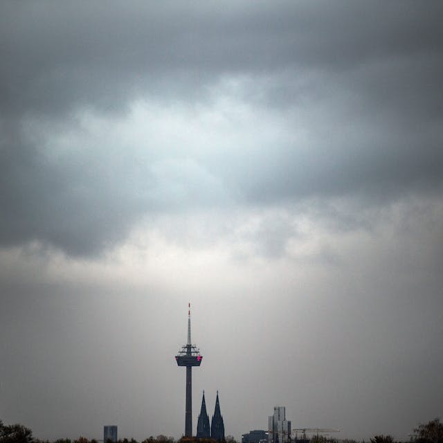 Wolken über der Kölner Skyline. An Ostern kommt Sahara-Staub nach NRW und beeinflusst die Temperaturen.