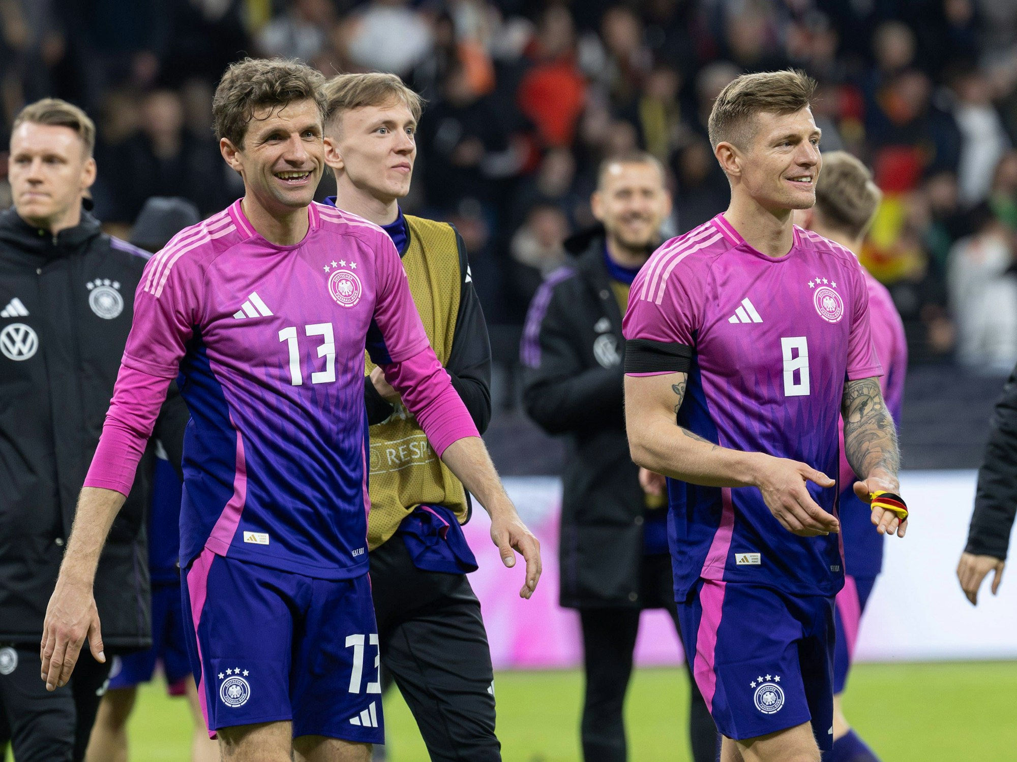 Toni Kroos mit seinem Nationalmannschaftskollegen Thomas Müller nach dem Länderspiel Deutschland gegen die Niederlande.