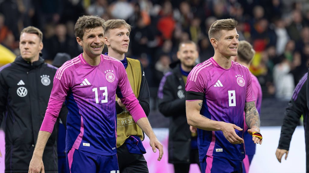 Toni Kroos mit seinem Nationalmannschaftskollegen Thomas Müller nach dem Länderspiel Deutschland gegen die Niederlande.