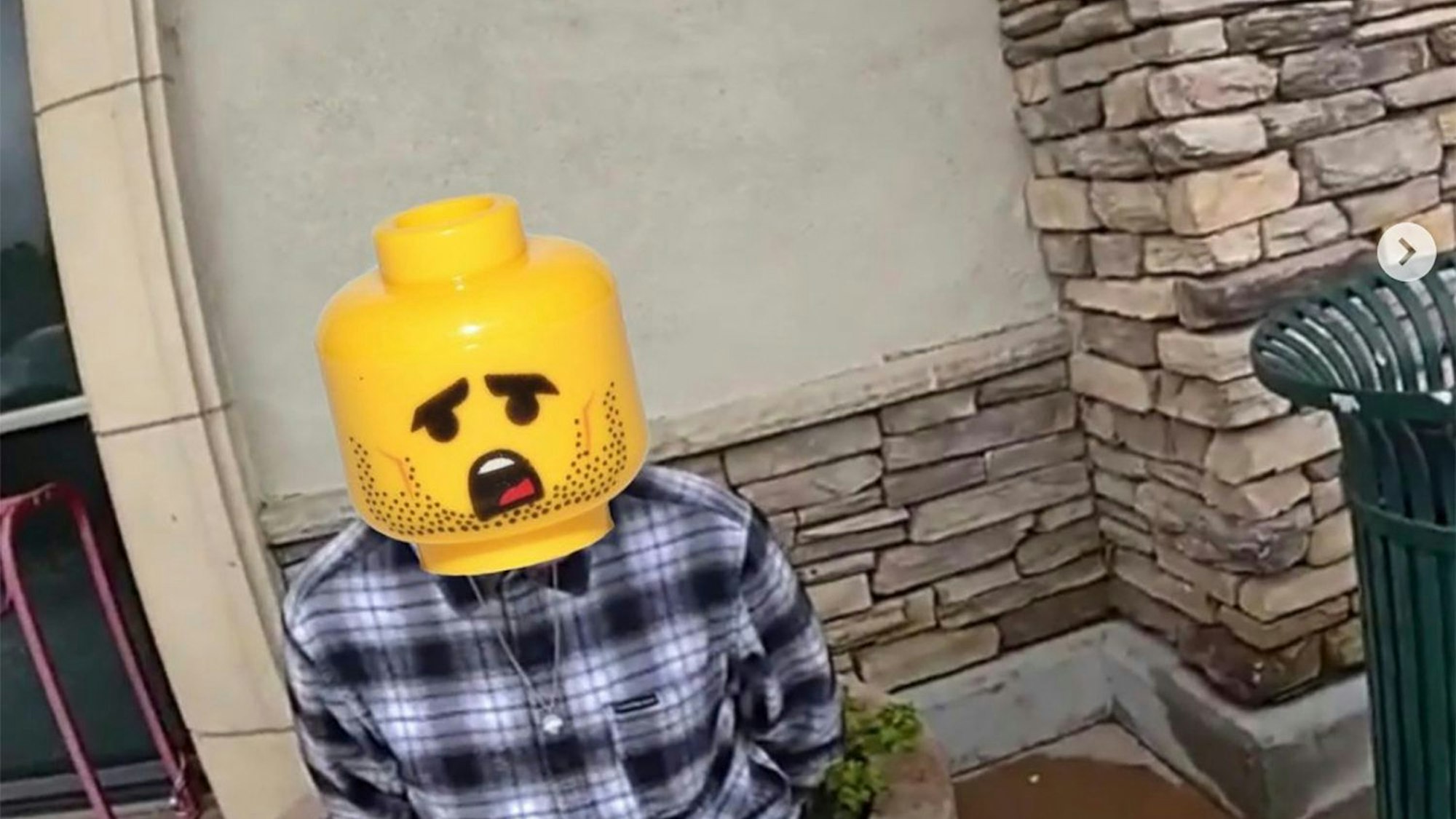 Die Polizei in Murrieta, Kalifornien, hat Fotos von mutmaßlichen Verbrechern mit Legomännchen-Köpfen herausgegeben.