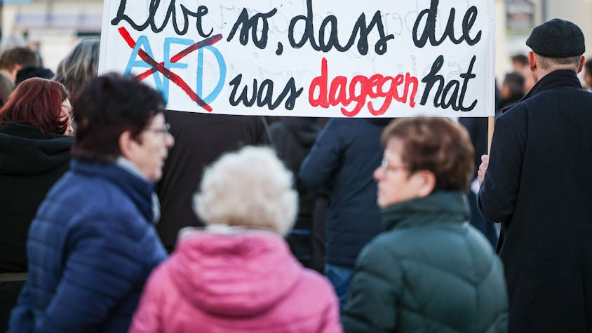 Teilnehmer einer Protestveranstaltung gegen eine AfD-Demonstration in Bad Bibra (Sachsen-Anhalt) halten ein Transparent «Lebe so, dass die AfD was dagegen hat».&nbsp;