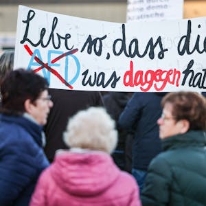 Teilnehmer einer Protestveranstaltung gegen eine AfD-Demonstration in Bad Bibra (Sachsen-Anhalt) halten ein Transparent «Lebe so, dass die AfD was dagegen hat».&nbsp;