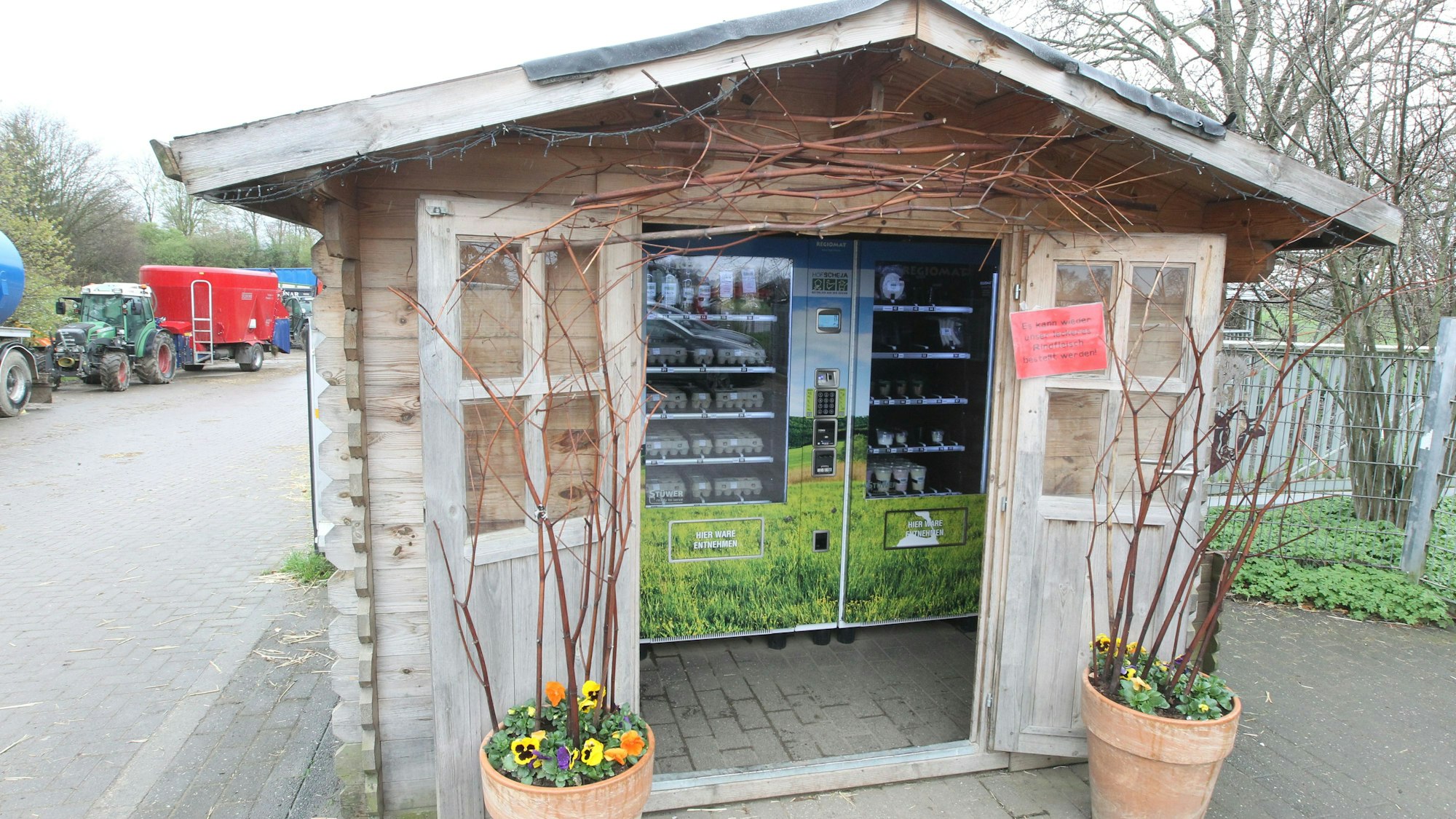 Seit 2016 gibt es das Häuschen auf dem Hof Scheja in Menden mit dem Eier-Automaten.