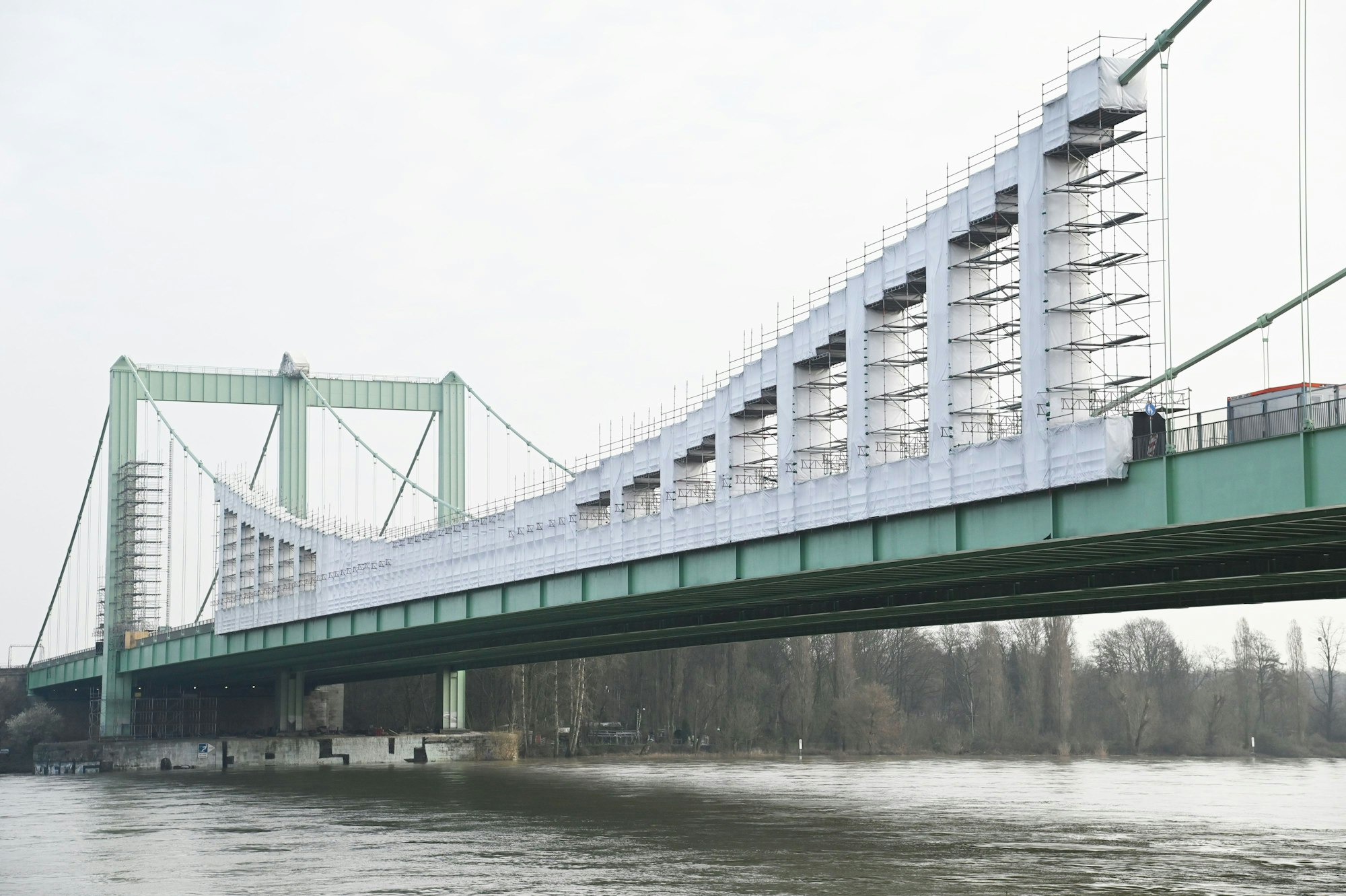 Die Rodenkirchener Brücke mit Baugerüst.