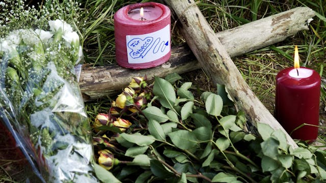 Betroffene haben mit Blumen und entzündeten Kerzen am Dienstag (04.06.2002) in Köln-Porz Zündorf ihr Beileid am Tod der seit dem 7. April vermissten Rebecca bekundet. Die Siedlung Rosenhügel, wo Rebecca zum letzten Mal gesehen wurde, liegt in unmittelbarer Nähe des Fundortes.