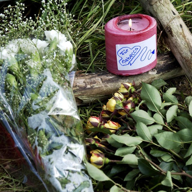 Betroffene haben mit Blumen und entzündeten Kerzen am Dienstag (04.06.2002) in Köln-Porz Zündorf ihr Beileid am Tod der seit dem 7. April vermissten Rebecca bekundet. Die Siedlung Rosenhügel, wo Rebecca zum letzten Mal gesehen wurde, liegt in unmittelbarer Nähe des Fundortes.