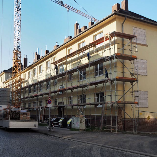 Ein Baugerüst an einem dreistöckigen Wohnhaus in der Willigisstraße in Köln-Zollstock. Foto von Stephanie Broch