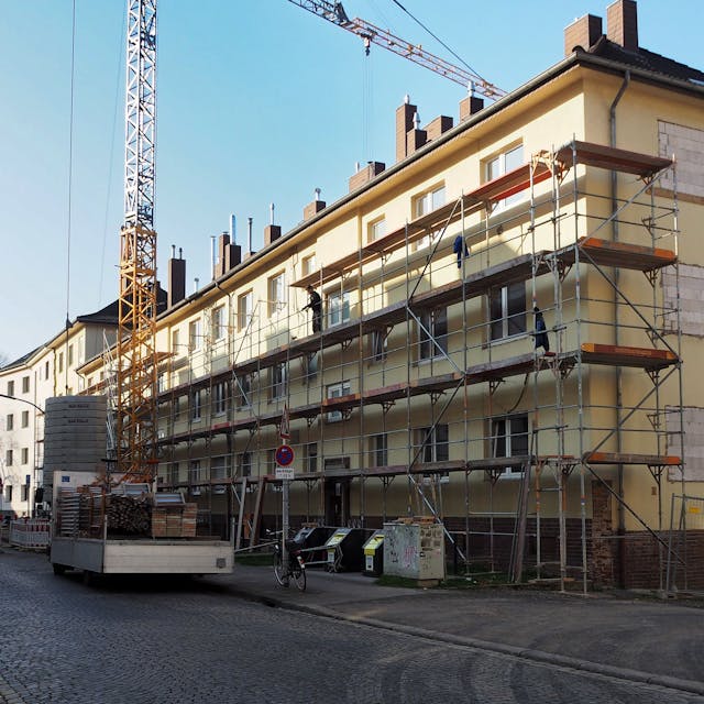 Ein Baugerüst an einem dreistöckigen Wohnhaus in der Willigisstraße in Köln-Zollstock. Foto von Stephanie Broch