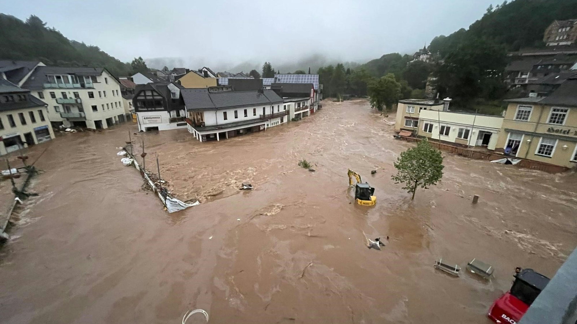 Das Bild vom 15. Juli 2021 zeigt das völlig überflutete Gemünd.