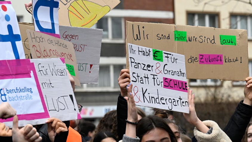 Schüler aus der Landeshauptstadt tragen ihre Kritik bei einer Demonstration auf die Strasse. In elf Städten in Nordrhein-Westfalen haben hunderte Schülerinnen und Schüler für bessere und gerechte Bildung demonstriert. Die Landesschülervertretung (LSV) NRW rief mit Unterstützung der Jugend des Deutschen Gewerkschaftsbundes (DGB) NRW dazu auf. +++ dpa-Bildfunk +++