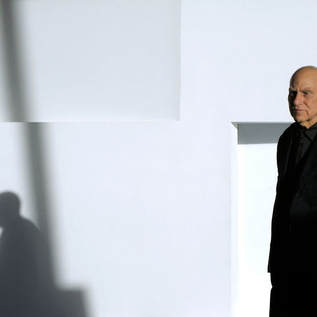 Richard Serra trägt schwarz und schaut in die Kamera.