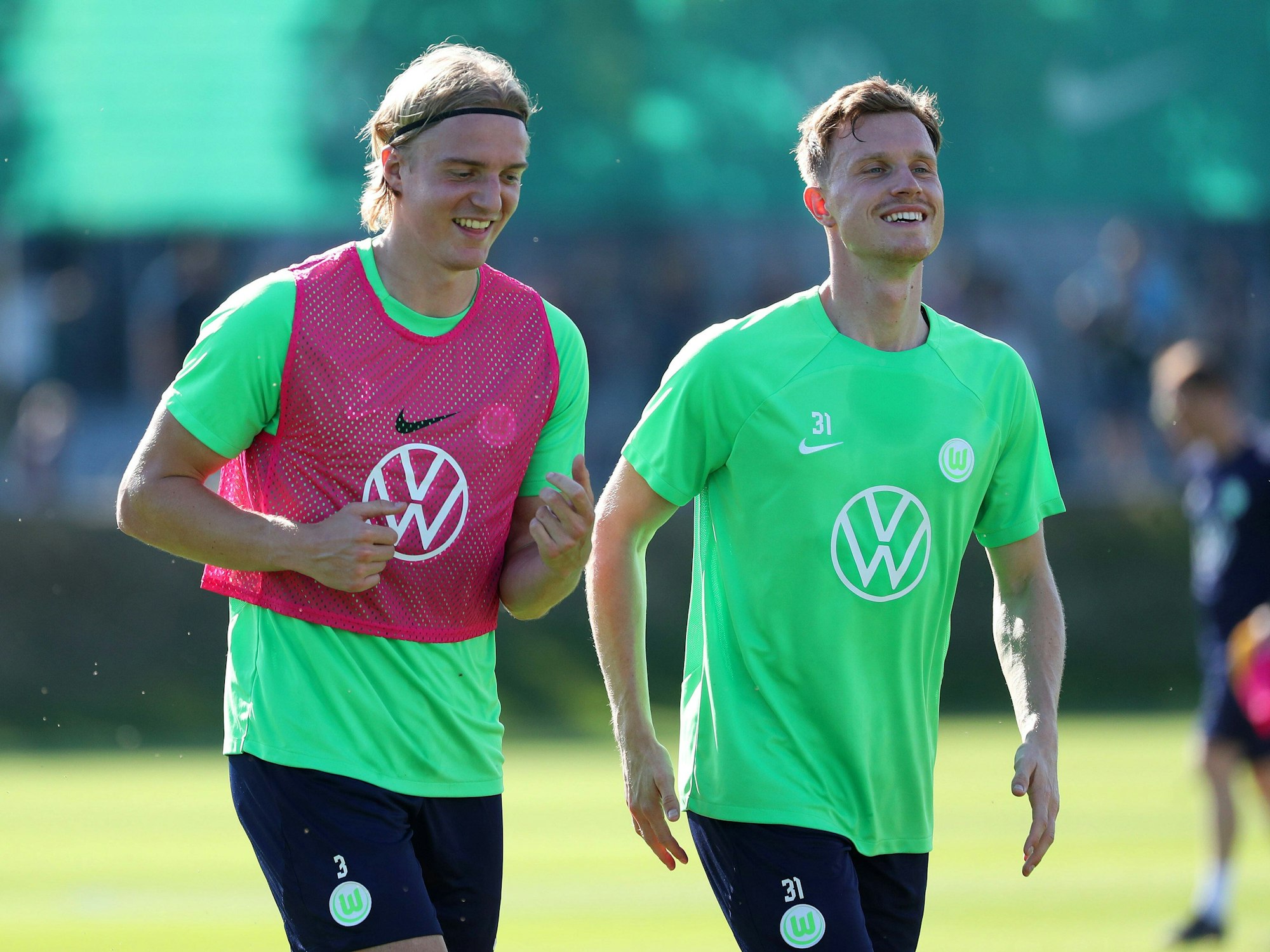 Die beiden Ex-FC-Profis Yannick Gerhardt (r.) und Sebastiaan Bornauw beim Training des VfL Wolfsburg.