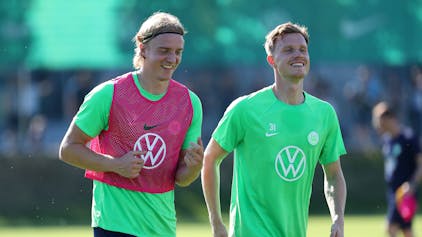Die beiden Ex-FC-Profis Yannick Gerhardt (r.) und Sebastiaan Bornauw beim Training des VfL Wolfsburg.