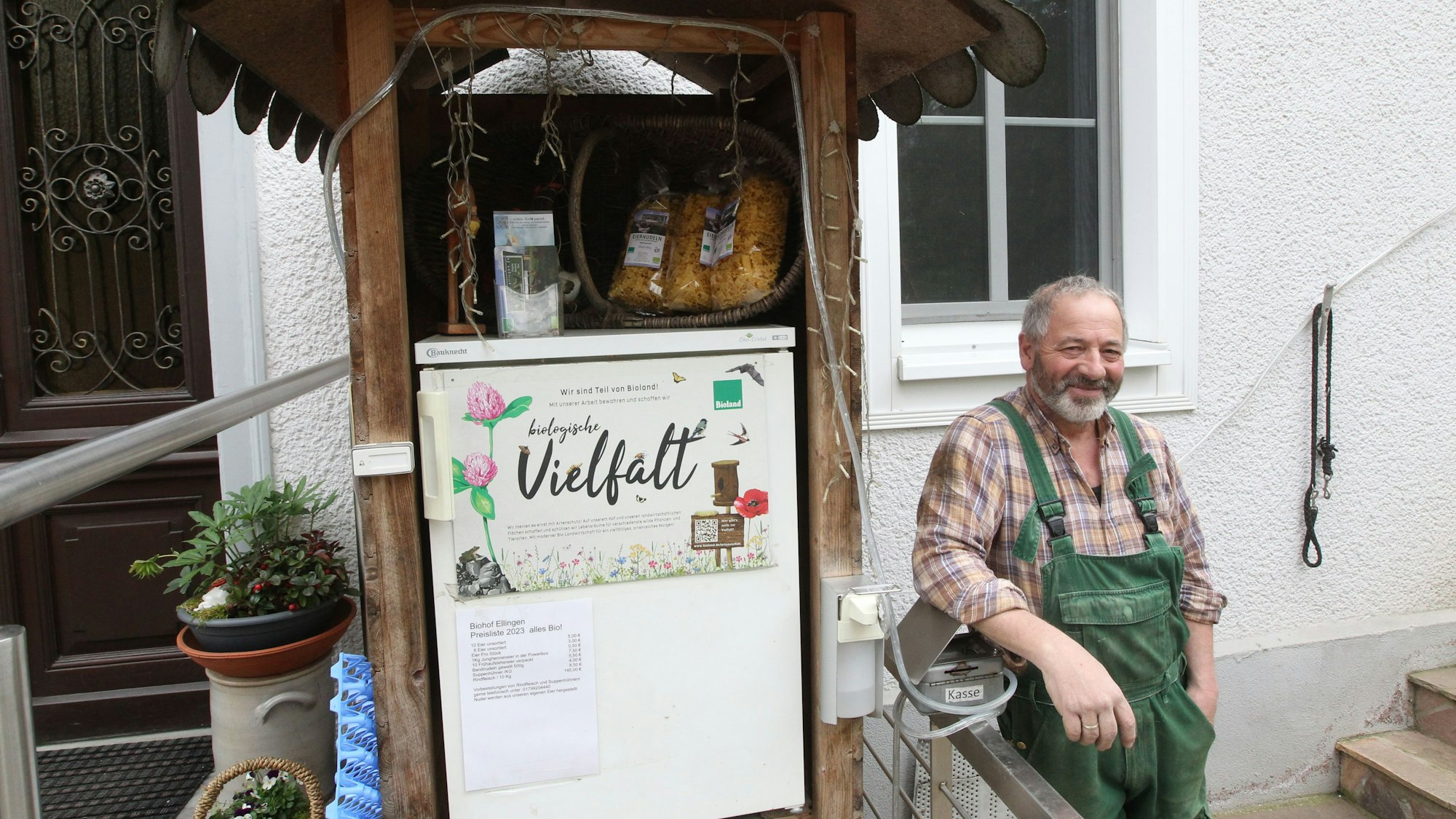 Eier Landwirt Wilhelm Ellingen neben seinem Eierautomaten in Hennef-Uckerath